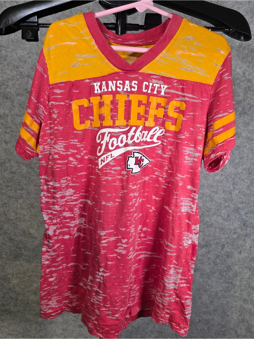 NFL Kansas City Chiefs Red and Gold V‑Neck Short Sleeve Tee Girls Size XL